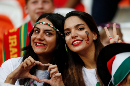 Pesona suporter cantik di laga Iran vs Portugal