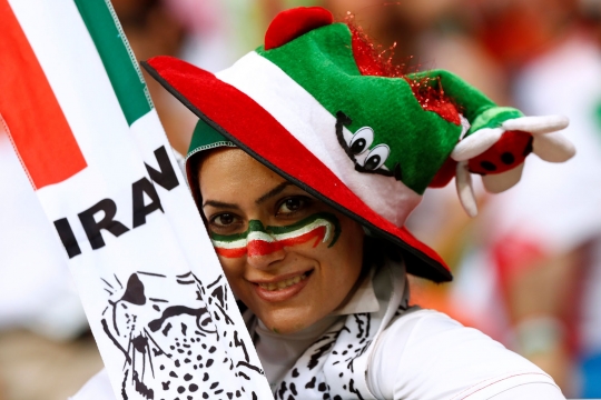 Pesona suporter cantik di laga Iran vs Portugal