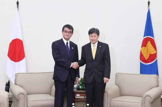 Keakraban Menlu Jepang dan Sekjen ASEAN bertemu di Jakarta