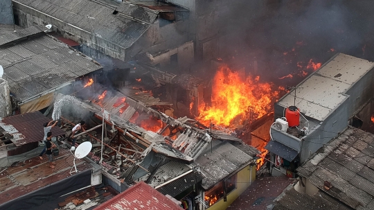 Pantauan udara kebakaran yang landa permukiman di Tanah Tinggi