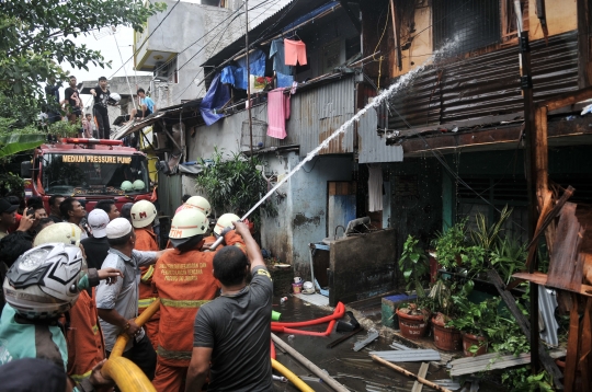 Kebakaran hebat lahap permukiman padat penduduk Tanah Tinggi