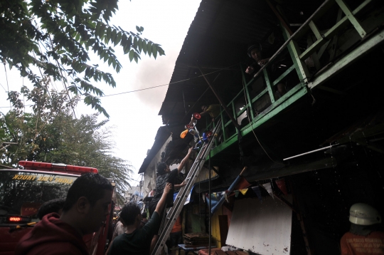 Kebakaran hebat lahap permukiman padat penduduk Tanah Tinggi