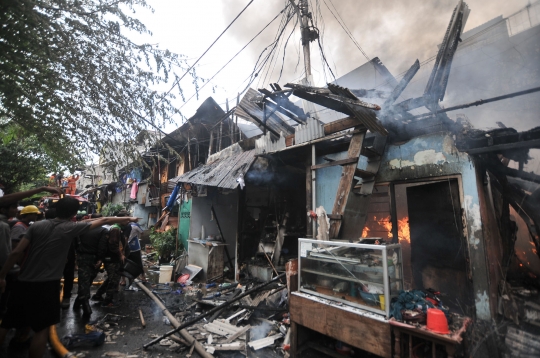 Kebakaran hebat lahap permukiman padat penduduk Tanah Tinggi