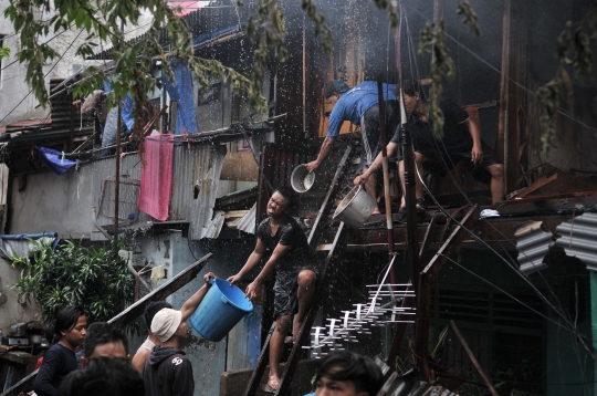 Aksi warga Tanah Tinggi berjibaku padamkan kebakaran