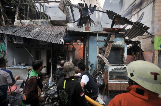 Aksi warga Tanah Tinggi berjibaku padamkan kebakaran