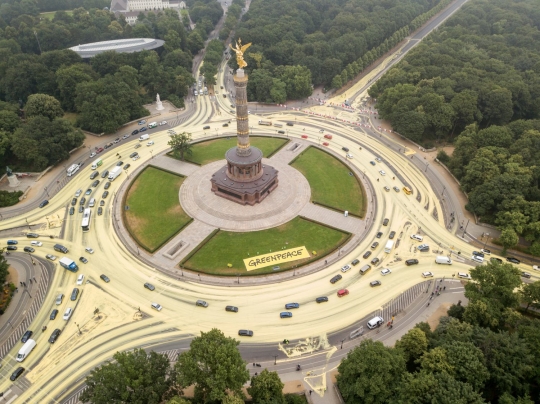 Protes proyek PLT batu bara, aktivis Greenpeace bikin kuning jalanan Berlin
