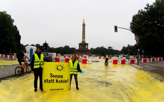 Protes proyek PLT batu bara, aktivis Greenpeace bikin kuning jalanan Berlin