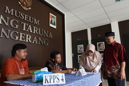 Warga nyoblos Pilkada Kota Tangerang di dalam Museum Juang Taruna