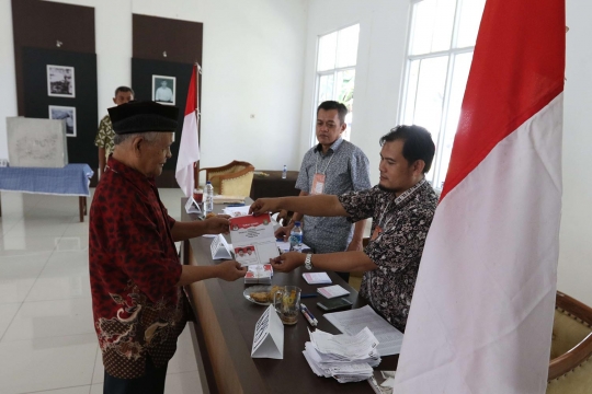 Warga nyoblos Pilkada Kota Tangerang di dalam Museum Juang Taruna