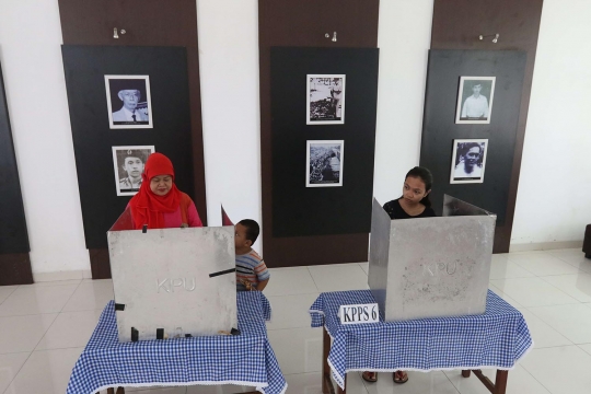 Warga nyoblos Pilkada Kota Tangerang di dalam Museum Juang Taruna