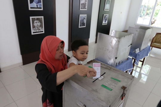 Warga nyoblos Pilkada Kota Tangerang di dalam Museum Juang Taruna