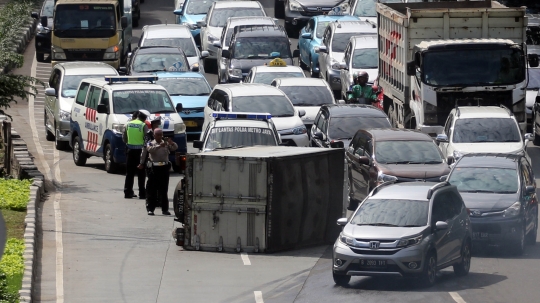 Mobil boks terguling di Jalan Casablanca