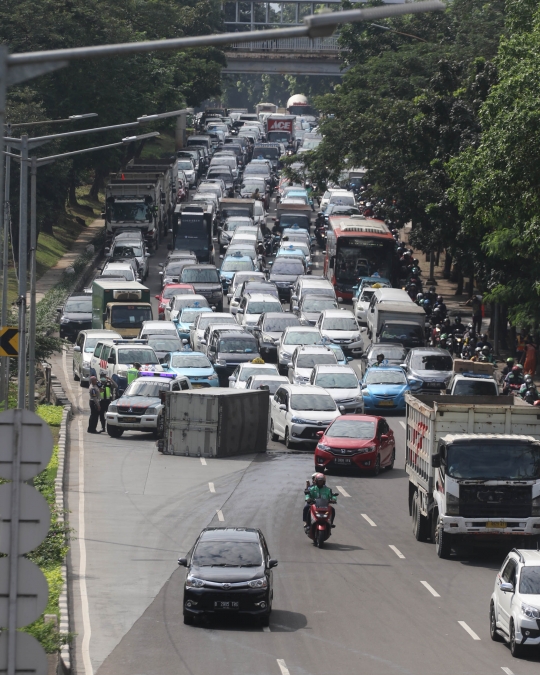 Mobil boks terguling di Jalan Casablanca