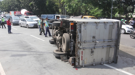 Mobil boks terguling di Jalan Casablanca