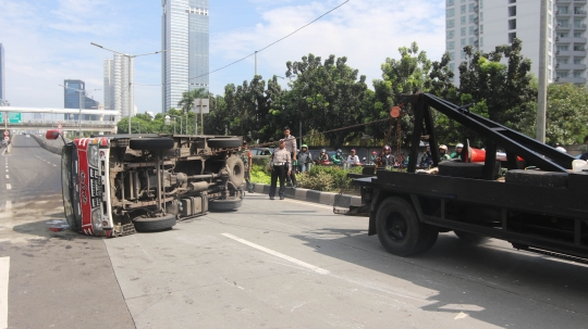 Mobil boks terguling di Jalan Casablanca