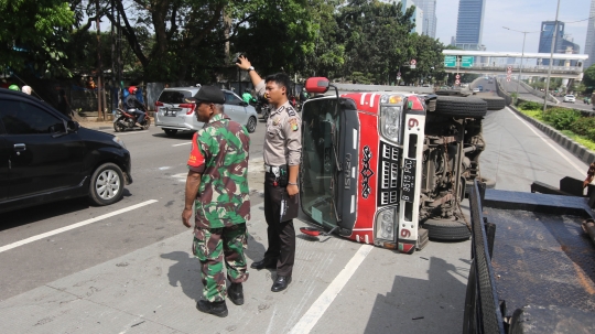 Mobil boks terguling di Jalan Casablanca