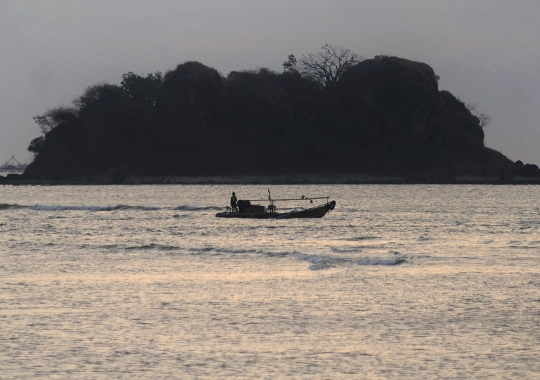 Eksotisnya Pantai Palangpang di Sukabumi