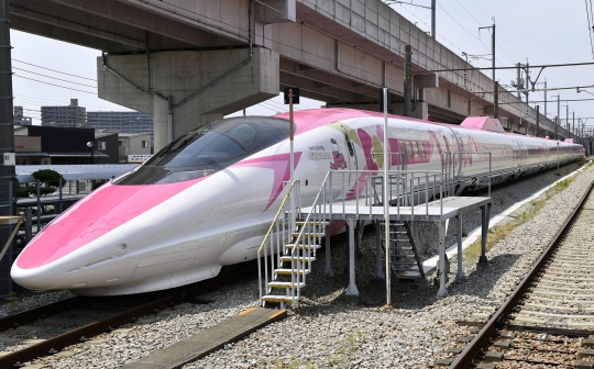 Uniknya kereta super cepat Shinkansen bertema Hello Kitty