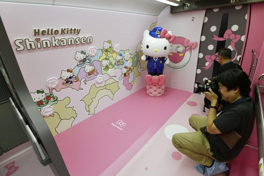 Uniknya kereta super cepat Shinkansen bertema Hello Kitty