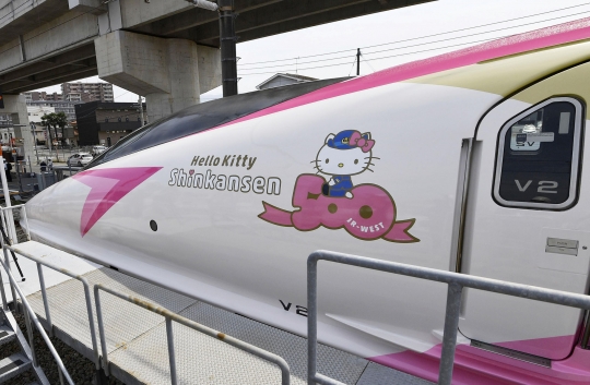 Uniknya kereta super cepat Shinkansen bertema Hello Kitty