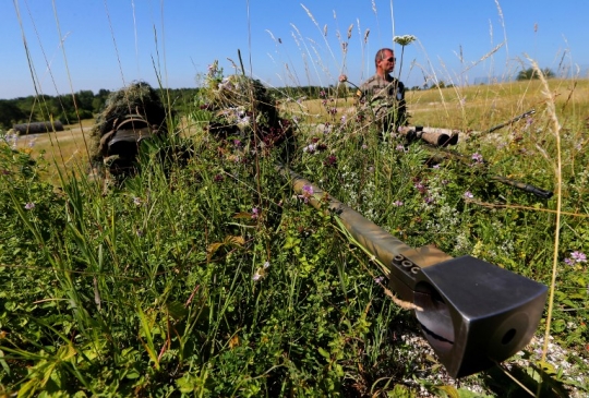 Kesangaran tentara penembak jitu Prancis kamuflase di rerumputan