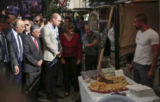 Aksi Pangeran William pamer tendangan saat berkunjung ke Ramallah