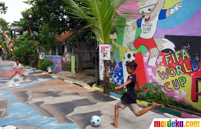 Foto Warna  warni  kampung  Piala Dunia di Tangsel merdeka com