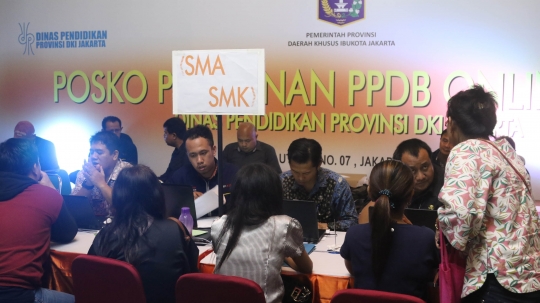 Warga serbu Posko Pelayanan PPDB di hari terakhir pendaftaran