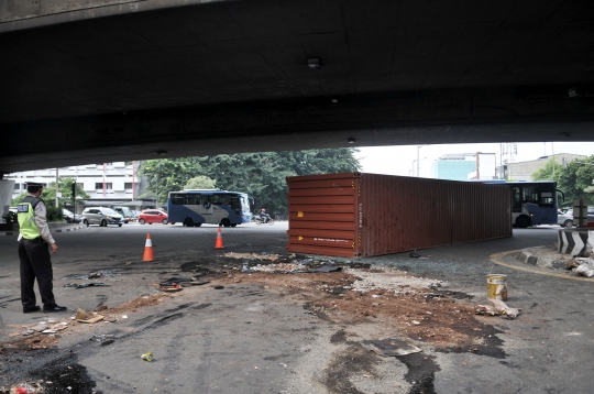 Kelebihan muatan, truk kontainer terguling di kolong flyover Tomang