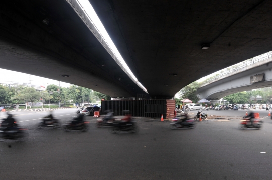 Kelebihan muatan, truk kontainer terguling di kolong flyover Tomang