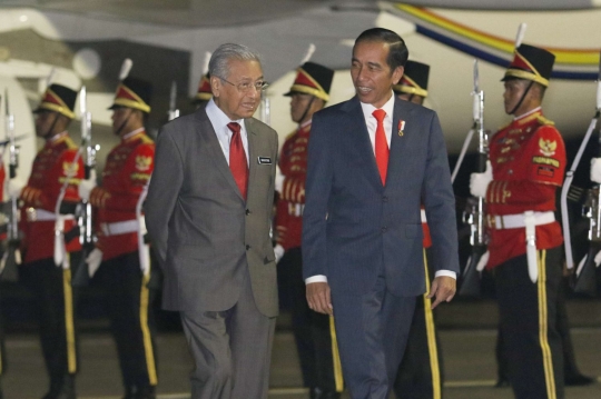 Jokowi sambut Mahathir Mohamad di Halim