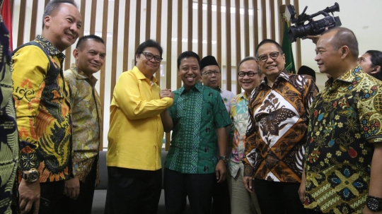 Keakraban Airlangga Hartarto bertemu Romahurmuziy di kantor PPP