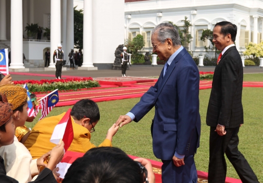 Presiden Jokowi sambut kedatangan Mahathir Mohamad di Istana Bogor