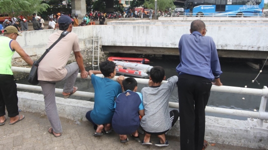 Antusiasme warga tonton pencarian buaya di Kali Grogol