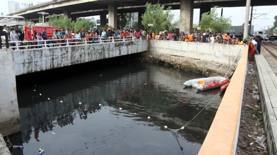 Antusiasme warga tonton pencarian buaya di Kali Grogol