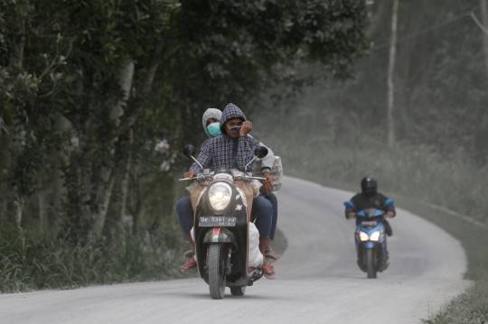 Keasyikan turis potret muntahan abu vulkanik Gunung Agung