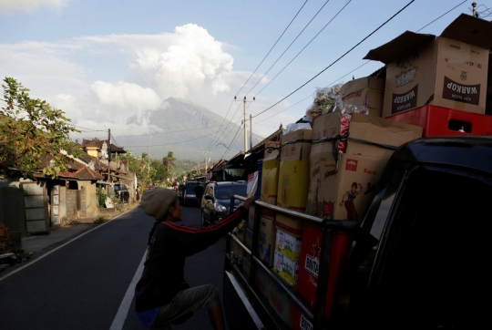 Keasyikan turis potret muntahan abu vulkanik Gunung Agung