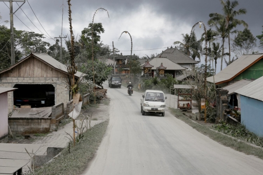 Keasyikan turis potret muntahan abu vulkanik Gunung Agung