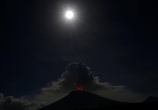 Keasyikan turis potret muntahan abu vulkanik Gunung Agung