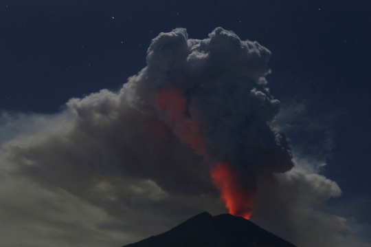 Keasyikan turis potret muntahan abu vulkanik Gunung Agung