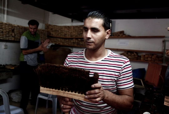 Semangat penyandang tunanetra Palestina jadi buruh pembuat sapu