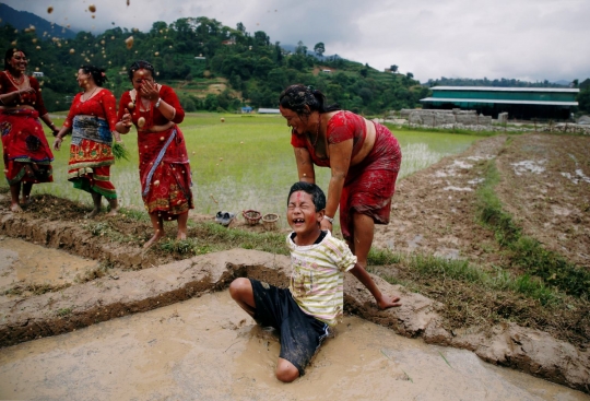 Mandi lumpur jadi cara warga Nepal rayakan Hari Padi Nasional