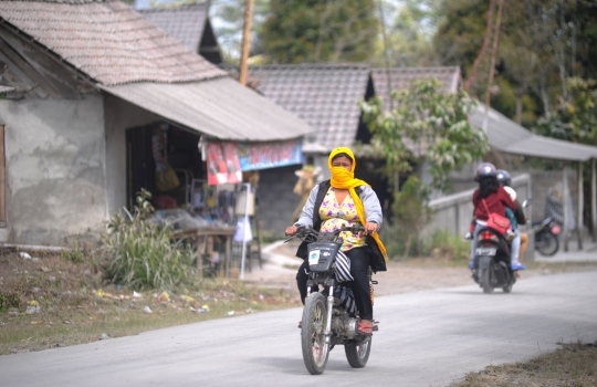 Warga Bali tutupi hidung dari abu vulkanis Gunung Agung