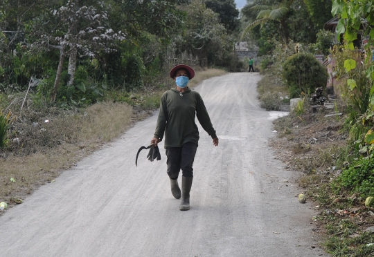 Warga Bali tutupi hidung dari abu vulkanis Gunung Agung