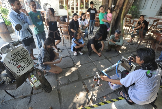 Kendarai vespa Jakarta-Denpasar, aktivis lingkungan ajari cara ubah plastik jadi BBM