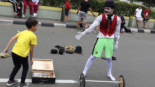 Demi modal nikah, seniman pantomim ini ngamen di CFD