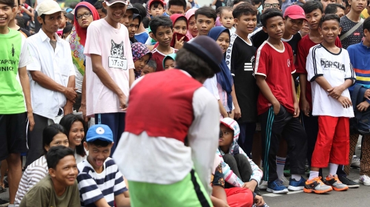 Demi modal nikah, seniman pantomim ini ngamen di CFD