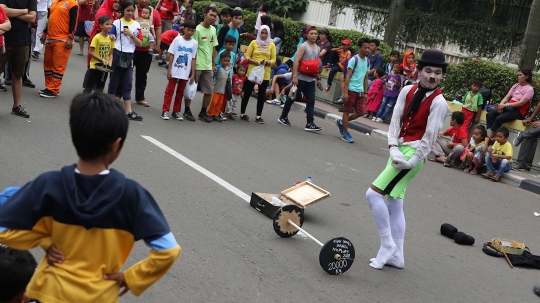 Demi modal nikah, seniman pantomim ini ngamen di CFD