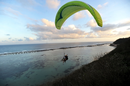 Keseruan wisatawan terbang tandem paralayang di Nusa Dua