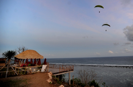 Keseruan wisatawan terbang tandem paralayang di Nusa Dua